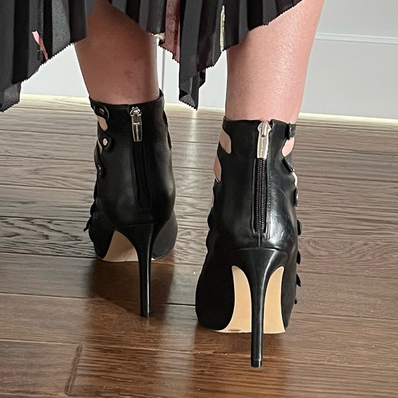 VINCE CAMUTO size 8 black cage heels EUC - Picture 5 of 8